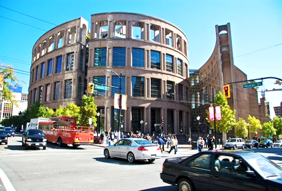 Phố mua sắm Robson nằm giữa Vancouver sầm uất